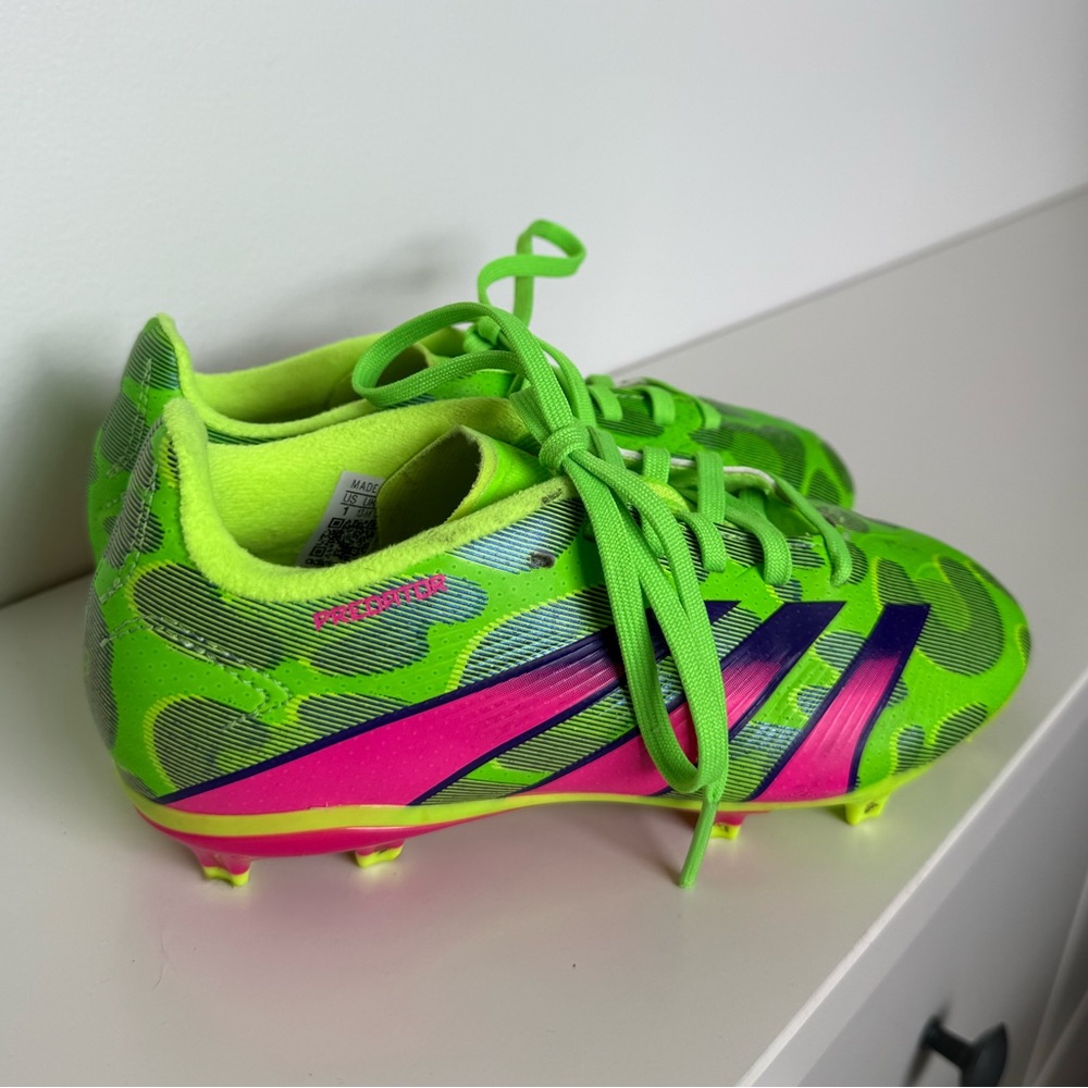 Adidas girls predator soccer cleats - size 1